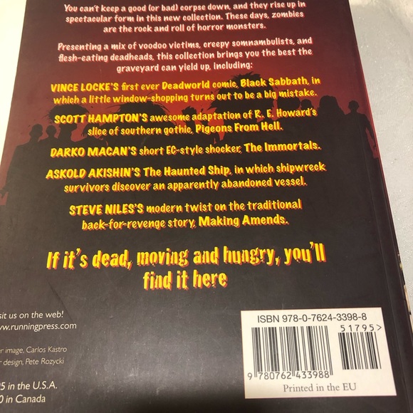 Mammoth Book of Zombie Comics 450 pages! - Picture 2 of 8